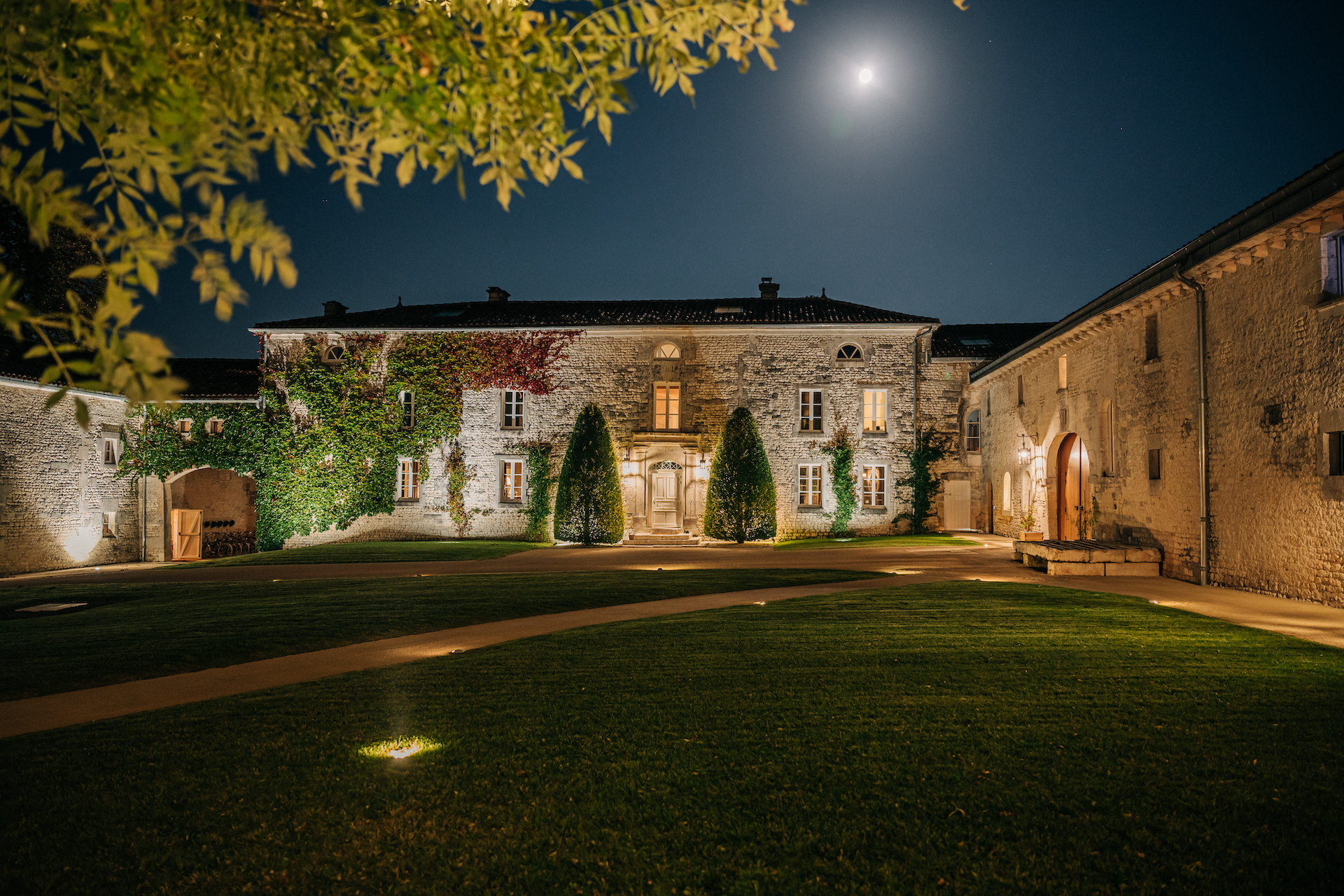 Night shot of Le Logis under the Night's Sky